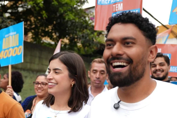 A deputada federal Tabata Amaral (PSB) e o vereador e candidato a deputado estadual Abidan Henrique