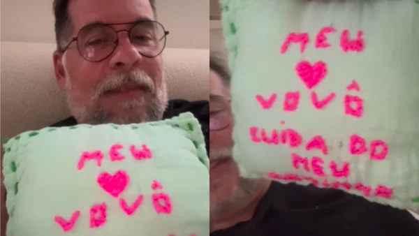 Fotografia colorida de Leandro Hassum com o presente para a neta