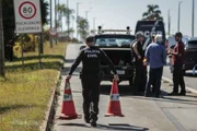 Viatura da Divisão de Controle e Custódia de Presos (DCCP) se envolve em acidente durante transporte de detentos, na EPTG.
Viatura da Divisão de Controle e Custódia de Presos (DCCP) se envolve em acidente durante transporte de detentos, na EPTG.