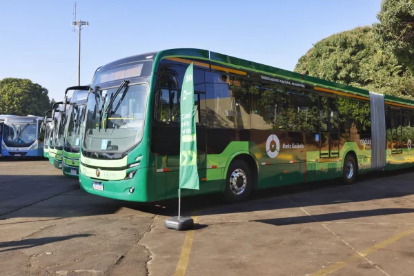 Fotografia colorida mostrando ônibus em garagem-Metrópoles