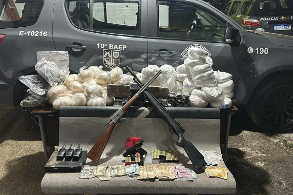Drogas e armas apreendidas - Metrópoles