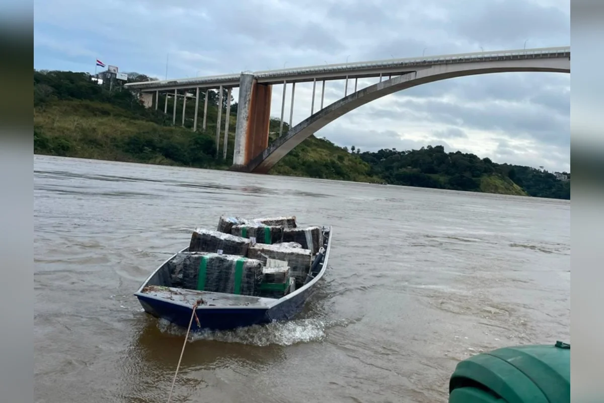 PF apreende barco com 772 kg de maconha na fronteira com o Paraguai - imagem 1 PF apreende barco com 772 kg de maconha na fronteira com o Paraguai - imagem 1
