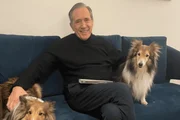 Marco Antônio Villa e dois cachorros. Marco Antônio Villa e dois cachorros.