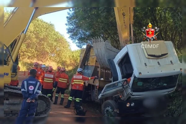 Homem morre prensado por caminhão de entulho na Estrutural