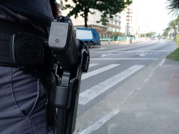 Policial trabalhando na orla de Santos - Metrópoles