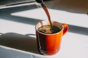 Atenção com os excessos: café demais pode aumentar muito o cortisol e comprometer o organismo Atenção com os excessos: café demais pode aumentar muito o cortisol e comprometer o organismo