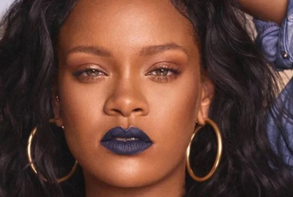Rihanna, cantora e atriz internacional. Ela tem pele negra, cabelos longos, escuros e tem olhos claros- Metrópoles