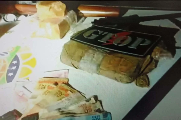 materiais apreendidos com o suspeito