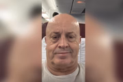 Antonio Antunes, o Careca do INSS, sentado em uma poltrona de uma aeronave 