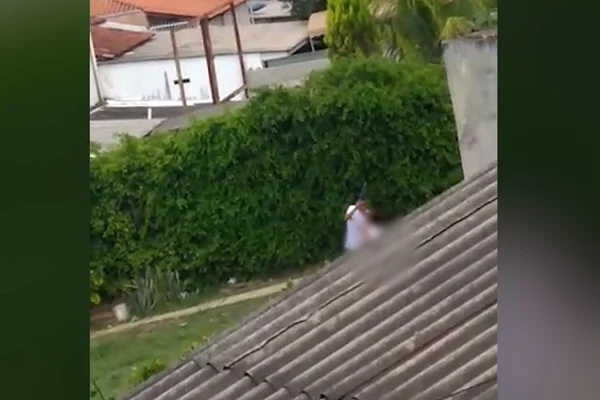 Vídeo mostra homem espancando mulher com criança no colo, no DF
