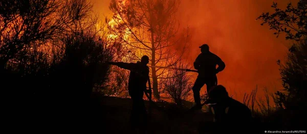 Imagem colorida de incêndio em floresta - Metrópoles