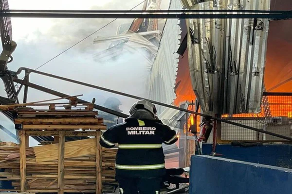 Imagem colorida de incêndio em Olinda - Metrópoles