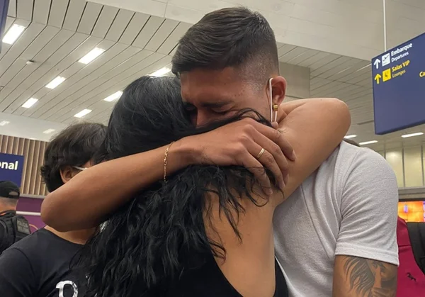 Jogador brasileiro Bruno Ernandes chega ao Brasil da Ucrânia e abraça familiar - Metrópoles