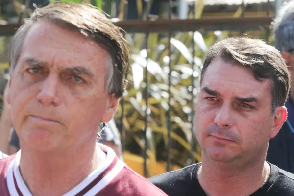 Imagem colorida, ex-presidente Jair Bolsonaro e Flávio Bolsonaro (PL) - Metrópoles