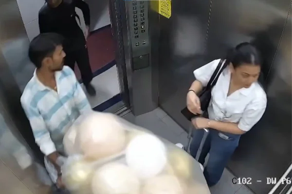 Foto colorida de balões logo antes de explodirem dentro de elevador - Metrópoles