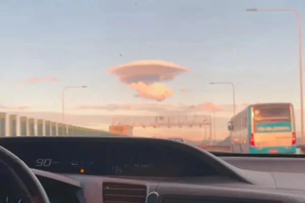 Imagem colorida da nuvem em formato de disco voador - Metrópoles