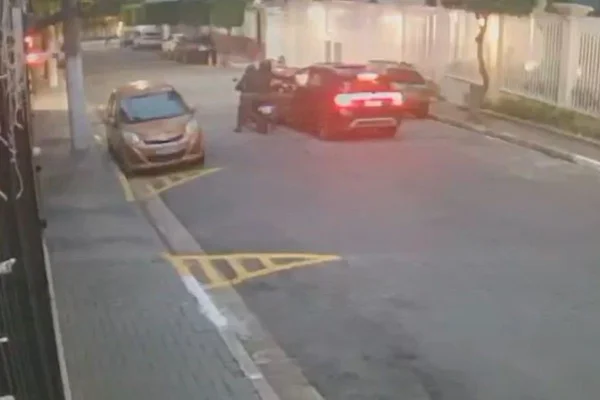 Homens de moto atiram para dentro de carro - Metrópoles