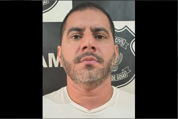 Professor do DF é preso por estupro de vulnerável e aliciamento de 2 alunas