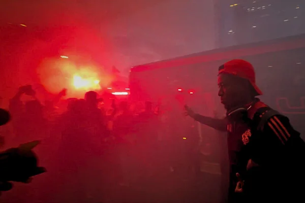 Imagem colorida da recepção dos torcedores do Internacional no Rio de Janeiro