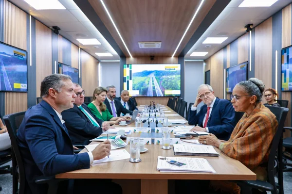 Lula oficializa exonerações de Marina Silva e Renan Filho
