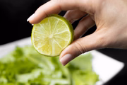 O limão é mais um ingrediente da infusão