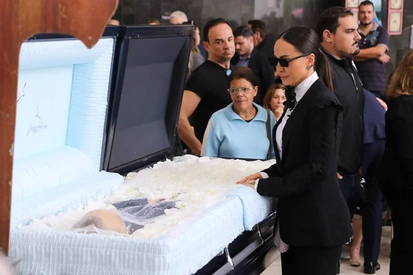 Sabrina Sato fala no velório de Gugu: “Ainda não caiu a ficha”