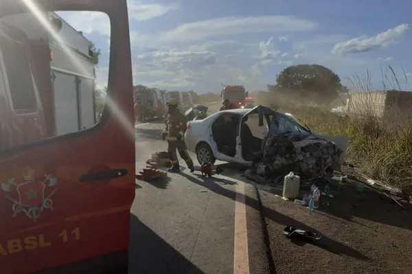 Colisão frontal na divisa do DF com Goiás deixa seis feridos