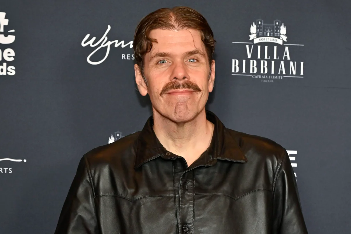 Perez Hilton é levado ao hospital após transmissão ao vivo preocupar fãs Perez Hilton é levado ao hospital após transmissão ao vivo preocupar fãs