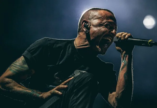 Filho de Chester Bennington faz vídeo de prevenção ao suicídio
