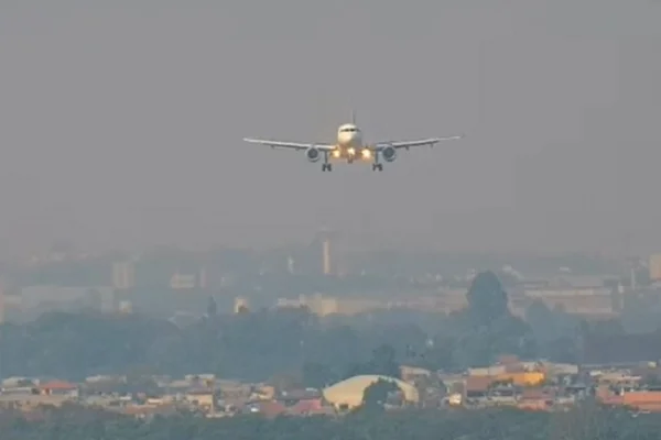 Imagem colorida de avião arremetendo. Metrópoles