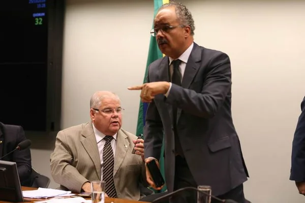 Relator rejeita inclusão de distritão em relatório da reforma política