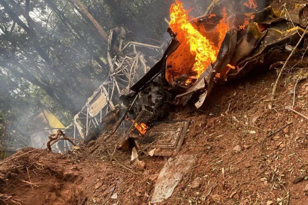Imagem colorida mostra avião monomotor que caiu na região de ouro preto - Metrópoles