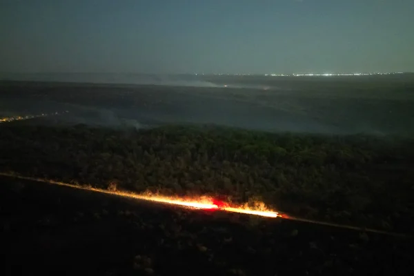 Bombeiros combate dos incêndios queimadas fogo Parque Nacional de Brasília, concentrados no acampamento na administração da Água Mineral Metropoles
