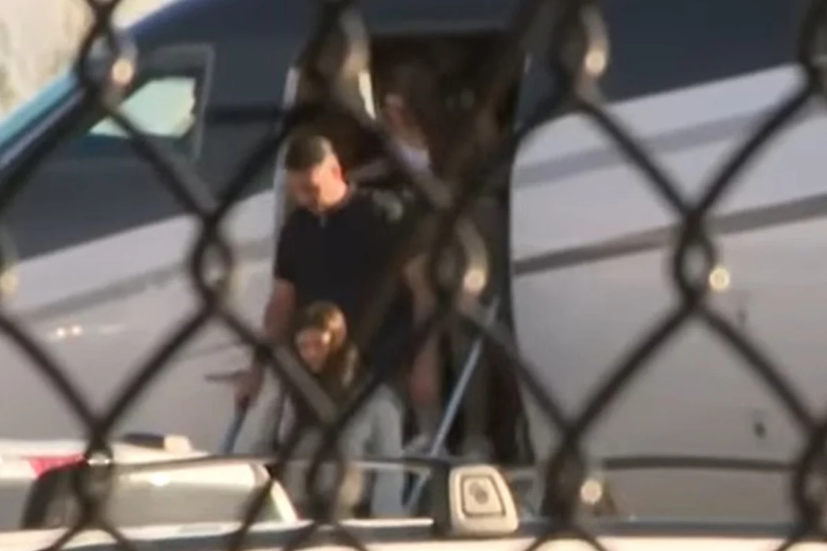 Em destaque: Confira imagens de Flávio e família no desembarque em aeroporto de Miami
