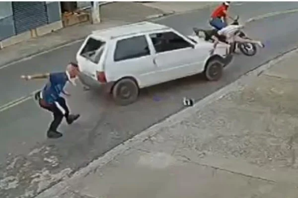 Carro branco atropela homem - Metrópoles