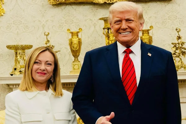 Imagem colorida de Donald Trump e Giorgia Meloni - Metrópoles