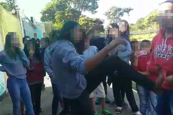 Vídeo: briga de alunas em escola pública termina com quatro na DP