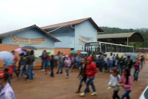 Jovem invade escola e atira em alunos. Dois ficaram feridos