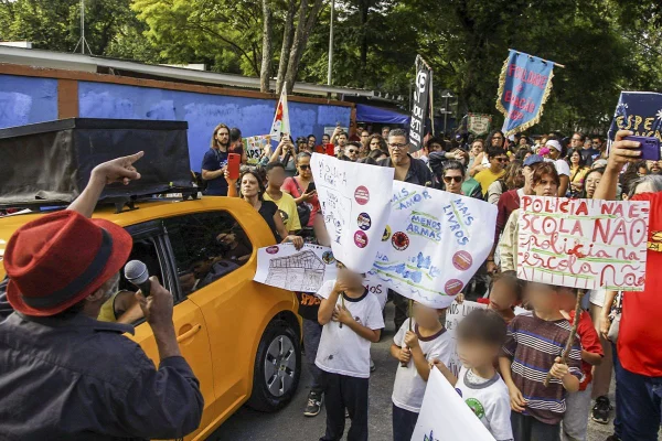 Desenho de orixá: pais, alunos e vizinhos fazem ato em apoio à escola