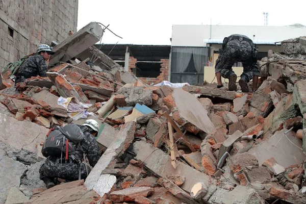 Após um mês forte terremoto de magnitude 6,7 volta a atingir o Equador