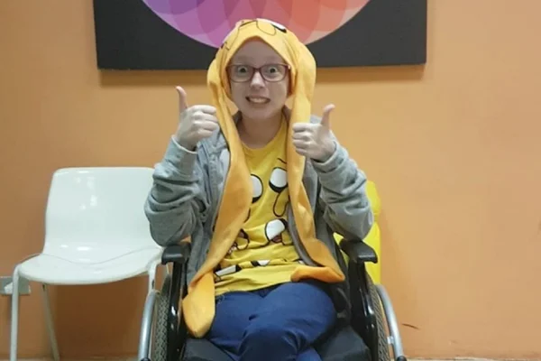 Youtuber que venceu câncer dá os primeiros passos após ficar curada