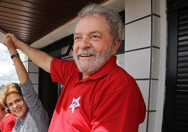 Decisão de Lula sobre assumir ministério fica para esta quarta e depende de sondagem ao PMDB