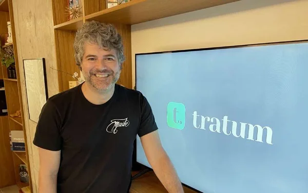 Na foto está Alvaro Tratum de camisa preta e sorrindo - Metrópoles