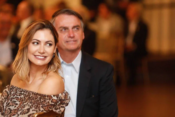 Michelle ironiza “funk de Bolsonaro”: “Acompanhando de perto”