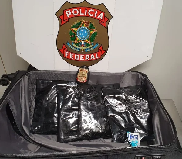 PF apreende 3,5 kg de cocaína em bagagem no aeroporto do Galeão