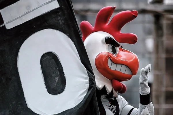 Mascote do Galo é suspenso por “intimidar” jogadores do Cruzeiro