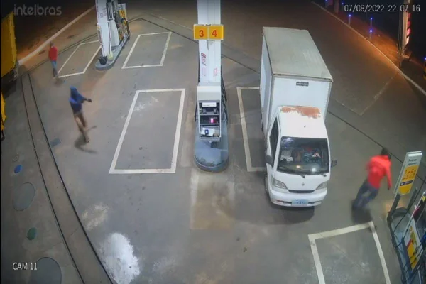Assaltantes se aproxima de carro parado para roubá-lo