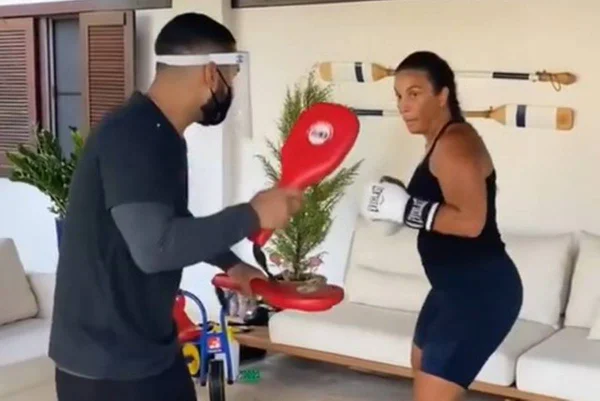 Ivete Sangalo treina boxe e faz narração em baianês: “Toma, miserável”