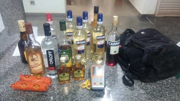Polícia prende homens que estavam furtando cachaça em Samambaia