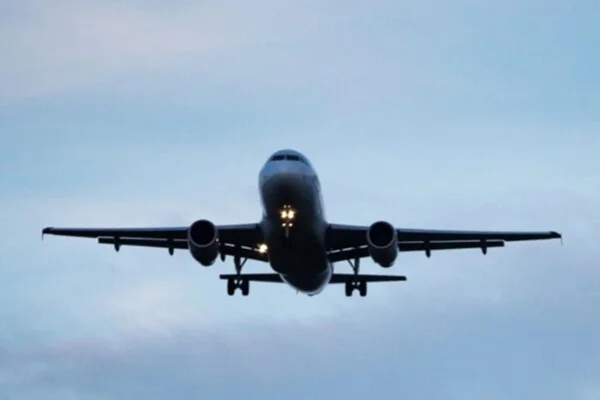 Imagem colorida de avião